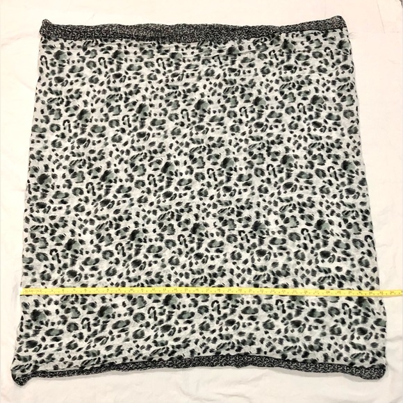 INFINITY SCARF animal print gray/black size 33 x 36 NWOT - Picture 4 of 7
